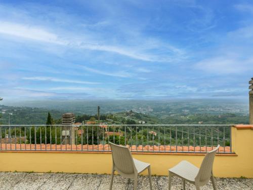 2 stoelen op een balkon met uitzicht bij Apartment Girasole by Interhome in Lamporecchio