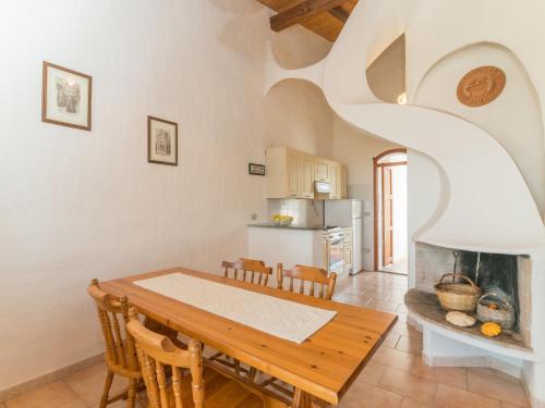 cocina y comedor con mesa y chimenea en Holiday Home Valentina by Interhome, en Valledoria