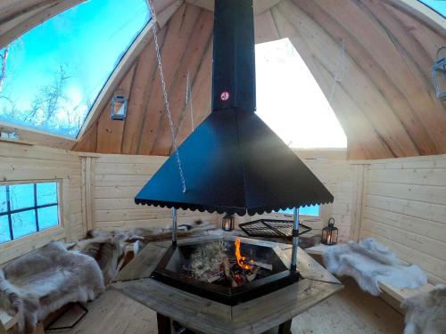 a room with a fireplace in a cabin at Holiday Home Haltinmalla by Interhome in Kilpisjärvi