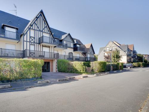 une rangée de maisons au bord d'une rue dans l'établissement Apartment Fleur Marine-31 by Interhome, à Cabourg