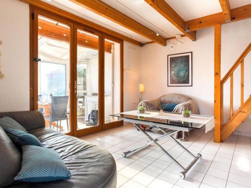 un salon avec un canapé et une table dans l'établissement Holiday Home Belle Ile 1 by Interhome, à Gruissan