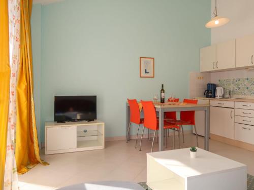sala de estar con mesa y cocina en Apartment Elena - SNJ115 by Interhome, en Senj