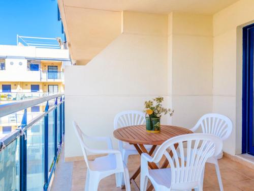 una mesa y sillas en el balcón de un edificio en Apartment Las Dunas by Interhome, en Moncófar