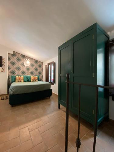 - une chambre avec une armoire verte et un lit dans l'établissement CASETTA DI CHARME, à Pescocostanzo