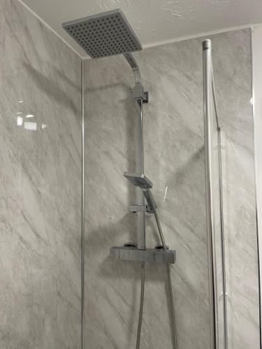 een douche met een glazen deur in de badkamer bij Serviced Accommodation 2 bed house III in Hindlip