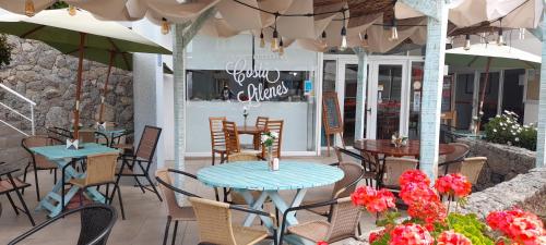 a patio with tables and chairs in a restaurant at Maravilloso departamento con vista panorámica. in Concón
