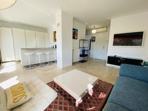 Photo de la galerie de l'établissement ROS5-Appartement avec une chambre et une belle terrasse, à Cannes