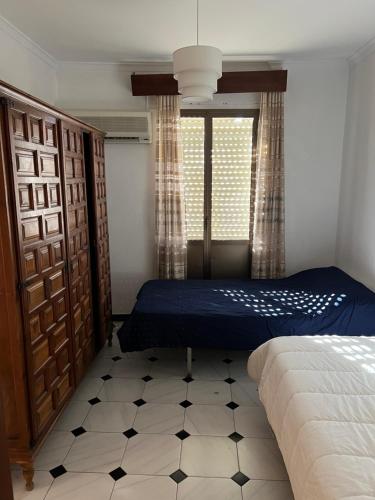 ein Schlafzimmer mit einem Bett, einem Fenster und einer Etage in der Unterkunft Casa La Fábrica in Algodonales