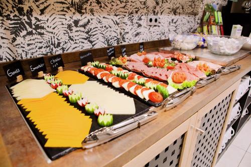 ein Buffet mit vielen verschiedenen Arten von Sushi in der Unterkunft Aparthotel Adagio Access Freiburg in Freiburg im Breisgau