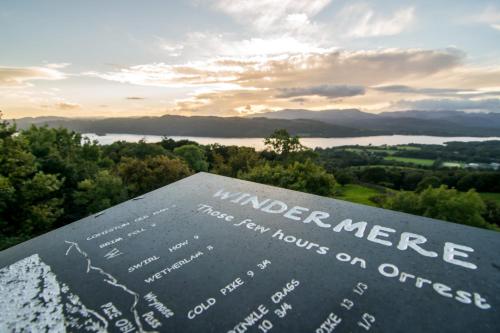 a sign at the top of a mountain with a view at Bonny Brae House by Woodland Park in Windermere
