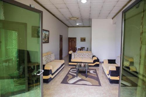 Χώρος καθιστικού στο Golf View Apartment