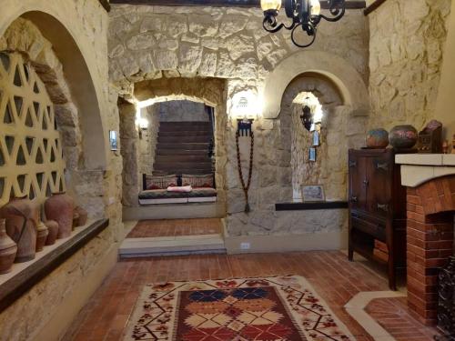 Großes Zimmer mit einer Steinmauer und einer Treppe in der Unterkunft Tunis Lake View in ‘Izbat an Nāmūs