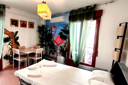 Pokój ze stołem i jadalnią z obrazem ptaka w obiekcie Apartamento en zona de ocio casco antiguo w Alicante