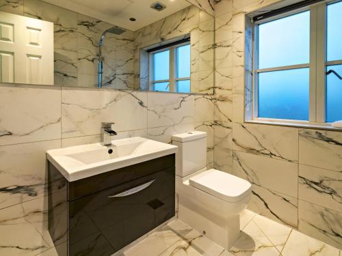 A bathroom at Pass the Keys Modern townhouse with secure parking and garden