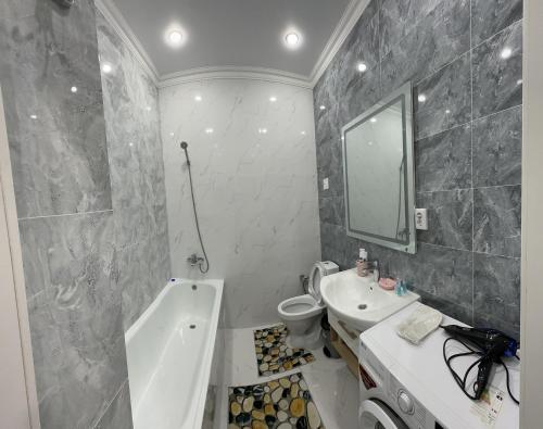 TaldykolʼにあるApartments ЖК АLAUのバスルーム(洗面台、トイレ、鏡付)