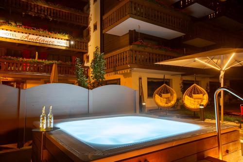 une grande baignoire assise au-dessus d'une table dans l'établissement Hotel Ambiance Superior, à Zermatt