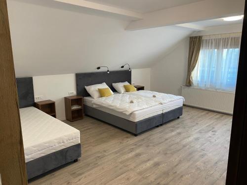 sypialnia z 2 łóżkami i oknem w obiekcie VILLA 1378 ERDUT w mieście Erdut