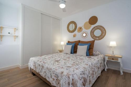 A bed or beds in a room at El Ático de Coronada