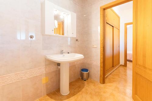 een badkamer met een wastafel en een spiegel bij Villa Can Llinàs in Sencelles
