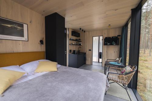 Postel nebo postele na pokoji v ubytování ÖÖD Hötels Rooslepa - FIKA, MYSA , SKÖNT-with sauna