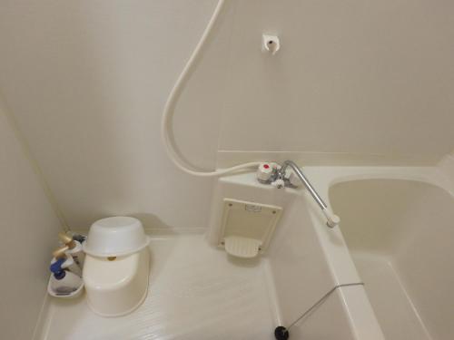 y baño pequeño con aseo y bañera. en 京の宿 西大路 familie, en Kioto