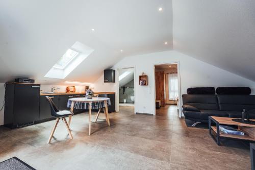a living room with a couch and a table at Ferienwohnungen Am Heidegarten in Schneverdingen