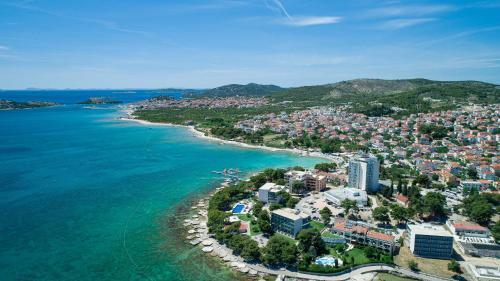 - une vue aérienne sur une ville à côté de l'océan dans l'établissement Apartments Miskovic, à Vodice