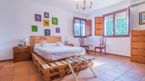 um quarto com uma cama, uma mesa e cadeiras em Villa Fructus Vejer de la Frontera - El Palmar by Ruralidays em Cádiz