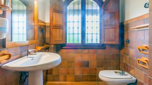a bathroom with a sink and a toilet at Villa Fructus Vejer de la Frontera - El Palmar by Ruralidays in Cádiz