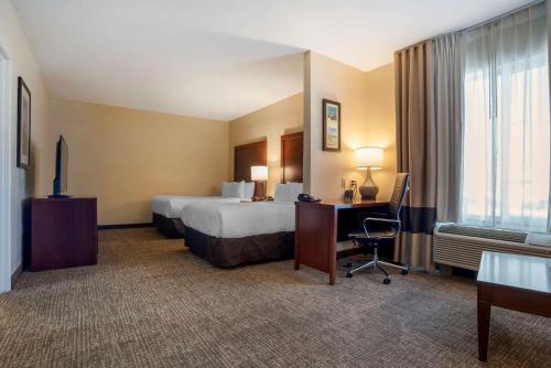 um quarto de hotel com uma cama e uma secretária em Comfort Suites Foley - North Gulf Shores em Foley