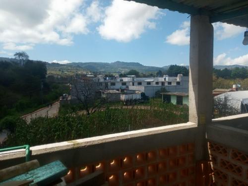 einen Balkon mit Stadtblick in der Unterkunft La casa de las flores in Zacatlán
