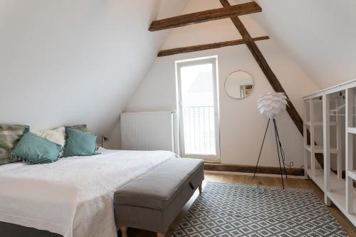 グラーツにあるBeautiful Penthouse right in the city centerのベッドと窓のある寝室