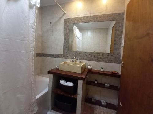 y baño con lavabo, bañera y espejo. en Casa Camino a Las Termas en San Salvador de Jujuy