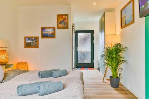 a bedroom with two beds with blue pillows on them at Scheunenbäckerei Usedom, Ostseebad Trassenheide in Trassenheide