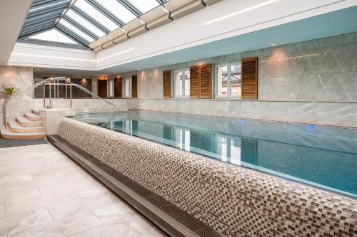 una piscina in una casa con piscina coperta di Four Seasons Hotel des Bergues Geneva a Ginevra