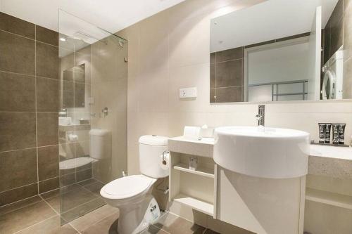 Ένα μπάνιο στο Pandanas Apt 2 (10th floor, Pool & City views)