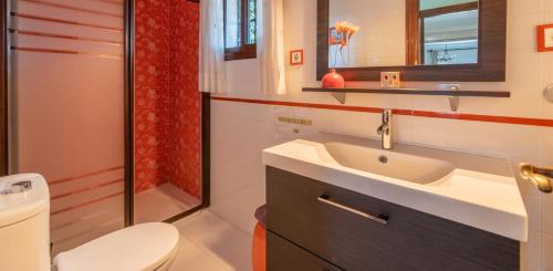 Un baño con lavabo, inodoro y ducha. en VILLA RAQUEL, en Arcos de la Frontera