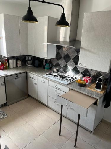 Køkken eller tekøkken på Villa Victoire au coeur de la Provence