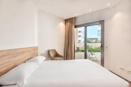 Ένα ή περισσότερα κρεβάτια σε δωμάτιο στο Jardines - Avago 2 2 POOL VIEW 1B