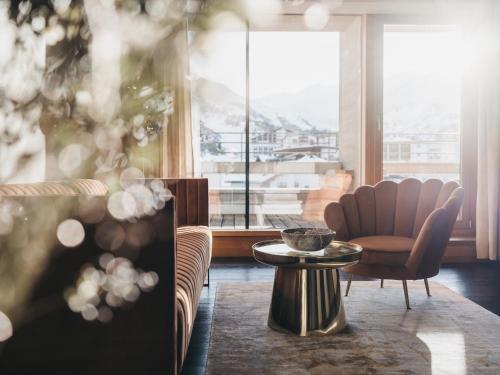 a room with a table and chairs and a window at The Crystal VAYA Unique in Obergurgl