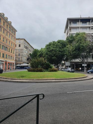 eine Straße mit Kreisverkehr in einer Stadt mit Gebäuden in der Unterkunft Appartement Rdc avec parking privé in Bastia