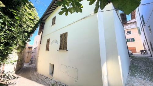 huge town house in Spoleto storico - car unnecessary - wifi - sleeps 10