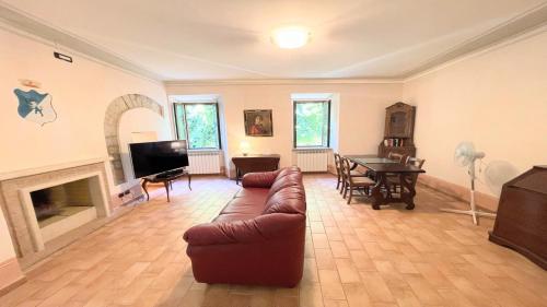 uma sala de estar com um sofá e uma mesa em huge town house in Spoleto storico - car unnecessary - wifi - sleeps 10 em Spoleto