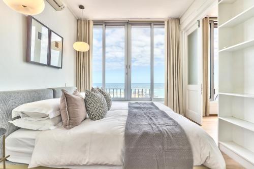 sypialnia z łóżkiem i widokiem na ocean w obiekcie Charming Clifton Apartment - Number 4701 w Kapsztadzie
