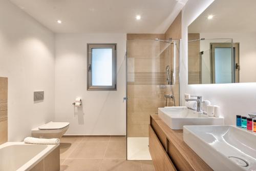 een badkamer met een wastafel, een toilet en een douche bij Jardines Acoran 04 DELUXE 1B in Palm-mar