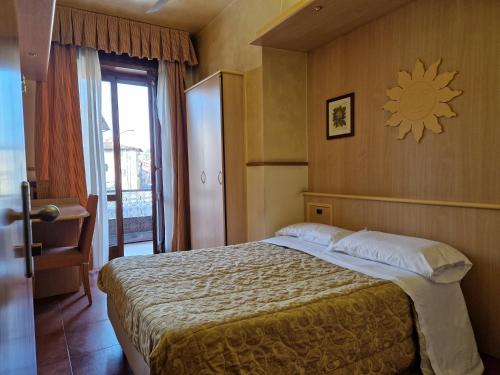 een slaapkamer met een groot bed in een kamer bij Hotel San Giorgio in Boltiere