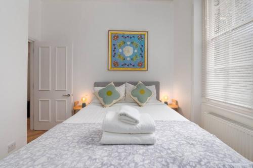 Säng eller sängar i ett rum på Beautiful Hampstead Home RH6