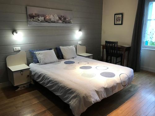 um quarto com uma cama e uma mesa em Maison Chabrat em Liginiac