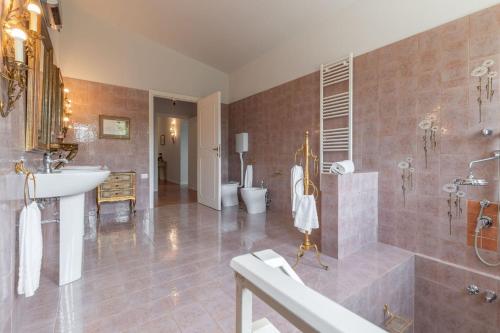 Bilik mandi di Villa degli Archi by Mmega