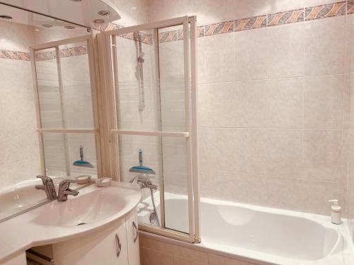 une salle de bain avec une baignoire, un lavabo et une douche dans l'établissement MON2-Studio spacieux Cannes centre, à Cannes